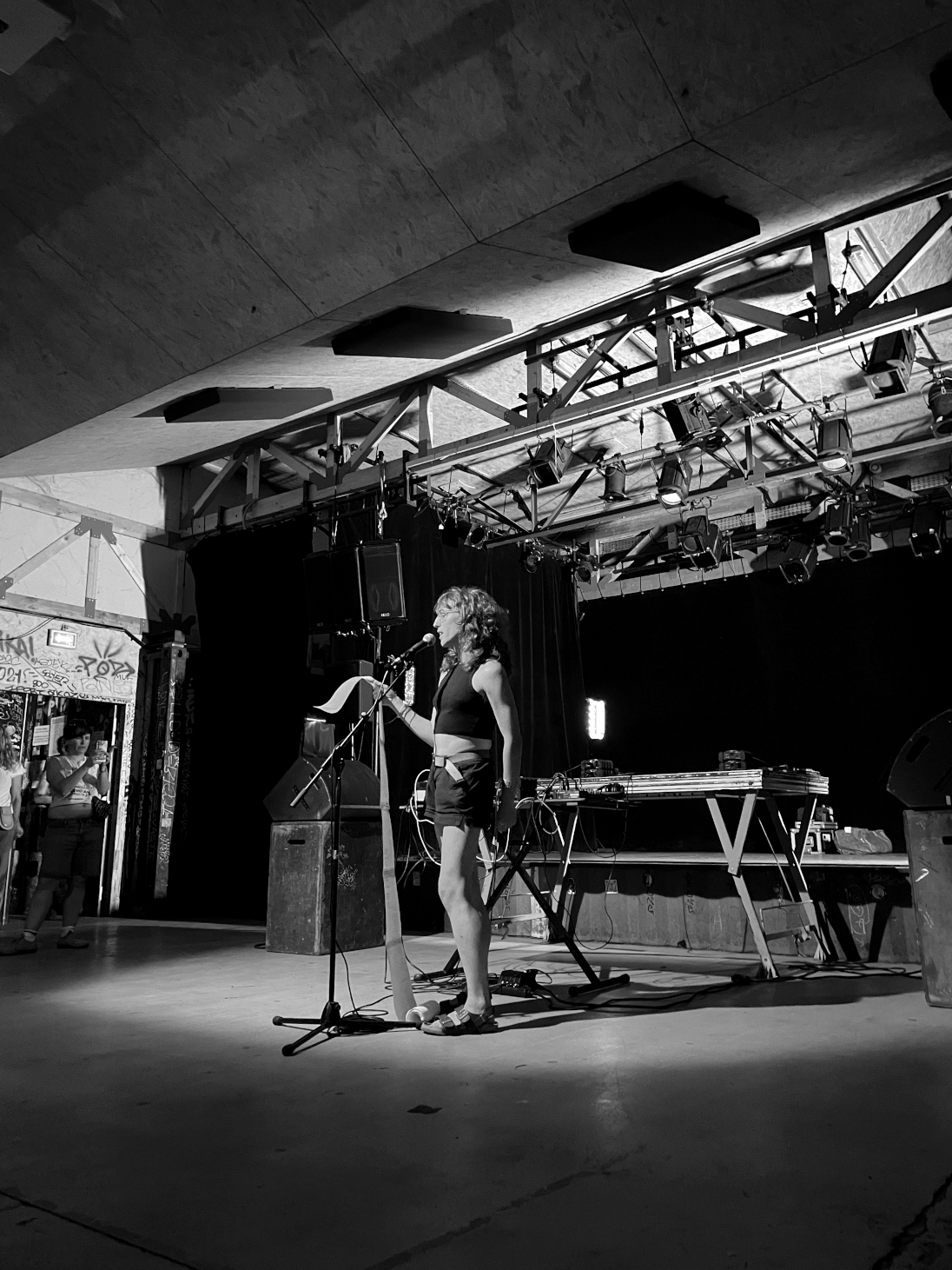 photo de Madame de Saint Plaat lisant un texte